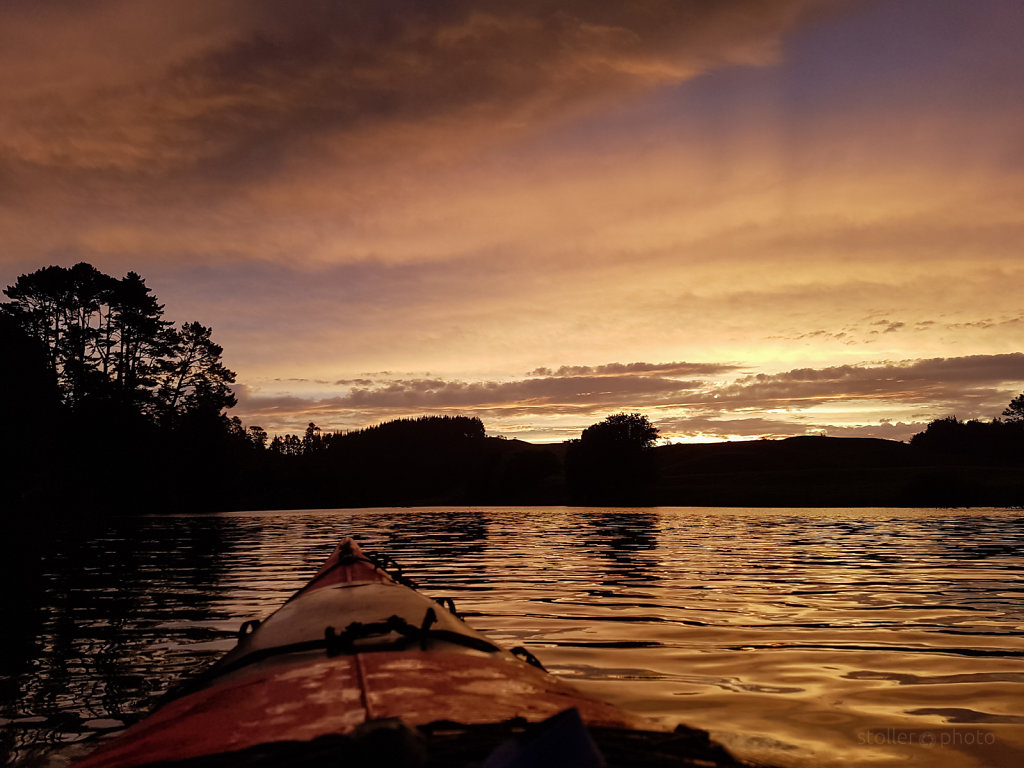 am sonnenuntergang entgegen